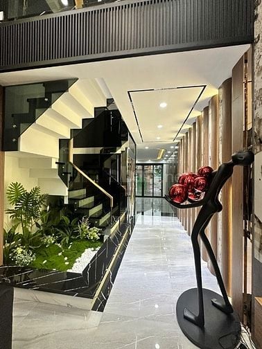 Nhà mới đẹp vô ở liền có Thang máy, trệt lửng 4 lầu MT đường số LVB 