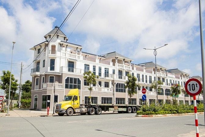 Nhà MT đường 3/2 cổng vinhomes Hậu Nghĩa dt 5x22 giá tổng 7,5 tỷ SHR