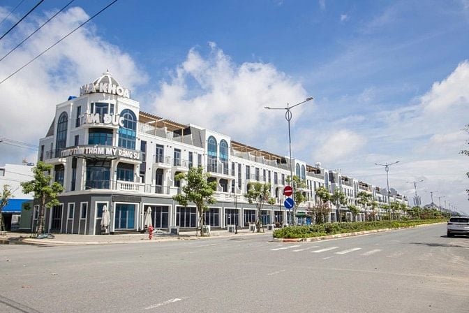 Nhà MT đường 3/2 cổng vinhomes Hậu Nghĩa dt 5x22 giá tổng 7,5 tỷ SHR