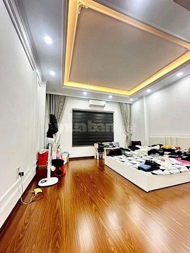 Nhỉnh 200tr/m2, sổ Đỏ bán nhà phố Thái Thịnh. 33m2*5T*5MT, nhà phân lô