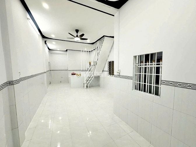 Bán gấp nhà 2 tầng tại phan văn hớn,hóc môn 80m2 giá 1tỷ2,sổ riêng