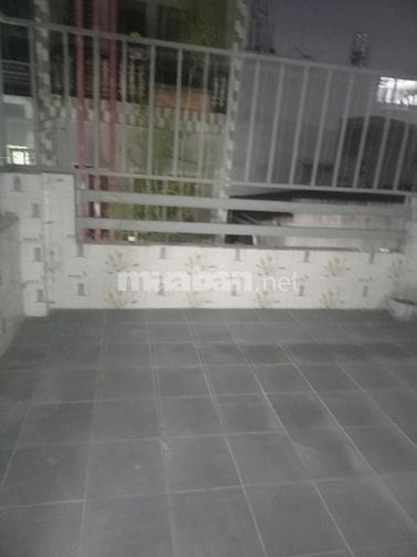 Nhà ngay chỡ đêm, đường xe tải 