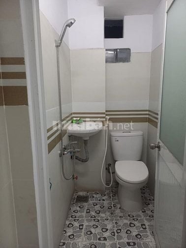 Nhà ngay chỡ đêm, đường xe tải 