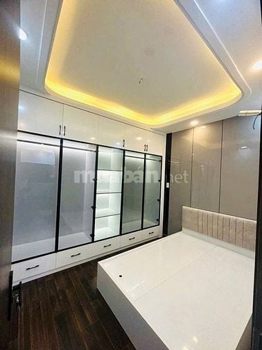 Nhà nằm ngay trung tâm trường , chợ, siêu thị thuận tiện di chuyển cận