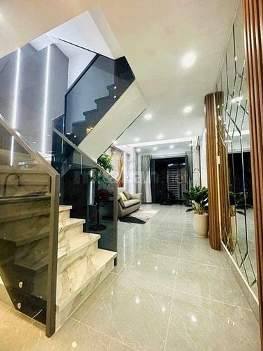 Nhà nằm ngay trung tâm trường , chợ, siêu thị thuận tiện di chuyển cận