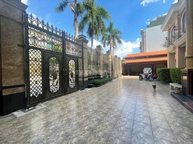 Biệt thự khu Tên Lửa, MT đường Số 32, DT 30 x 25m, hầm + 2 lầu, 105 tỷ