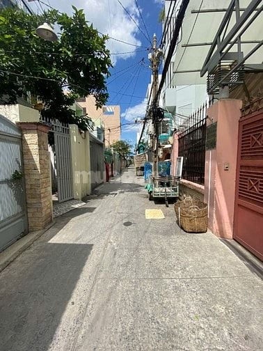 Kẹt tiền cần bán nhà quận 4 giá siêu HOT. Dt 4 x 28m, giá 11,3 tỷ.