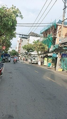 Kẹt tiền cần bán nhà quận 4 giá siêu HOT. Dt 4 x 28m, giá 11,3 tỷ.