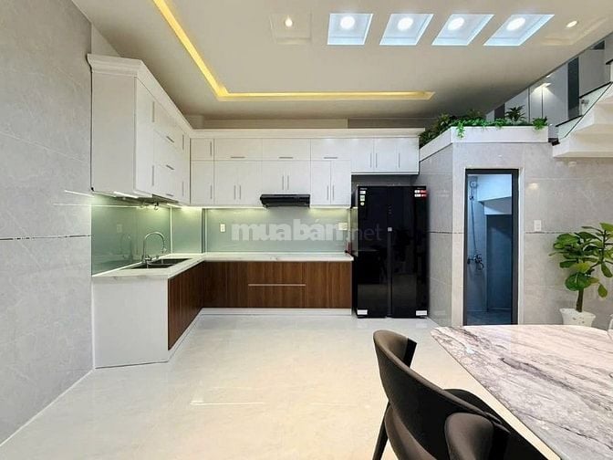 Đi nước ngoài định cư bán gấp nhà ở đường Nguyễn Hiền, phường 4, quận 