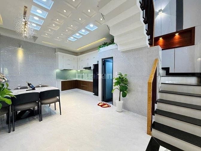 Đi nước ngoài định cư bán gấp nhà ở đường Nguyễn Hiền, phường 4, quận 