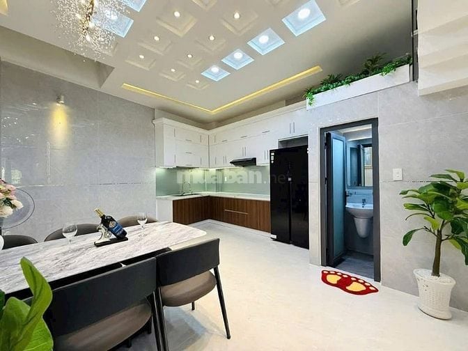 Đi nước ngoài định cư bán gấp nhà ở đường Nguyễn Hiền, phường 4, quận 