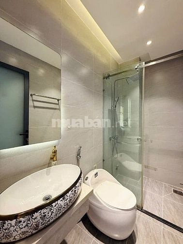 Đi nước ngoài định cư bán gấp nhà ở đường Nguyễn Hiền, phường 4, quận 