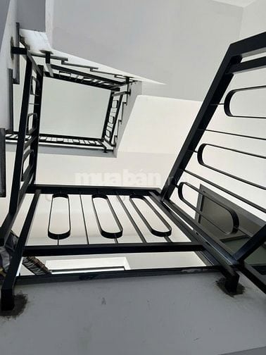 nhà trung tâmPhú nhuận dọn về ở ngay . khu phan xích long , hẻm oto . 