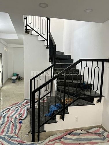 nhà trung tâmPhú nhuận dọn về ở ngay . khu phan xích long , hẻm oto . 