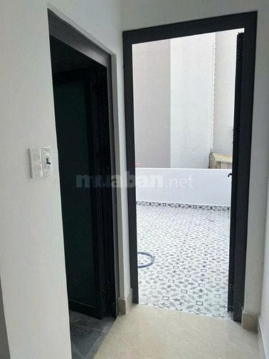nhà trung tâmPhú nhuận dọn về ở ngay . khu phan xích long , hẻm oto . 