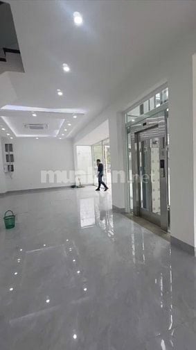 Mình chính chủ cho thuê biệt thự lô góc,Thang máy,tại Xuân Phương,NTL