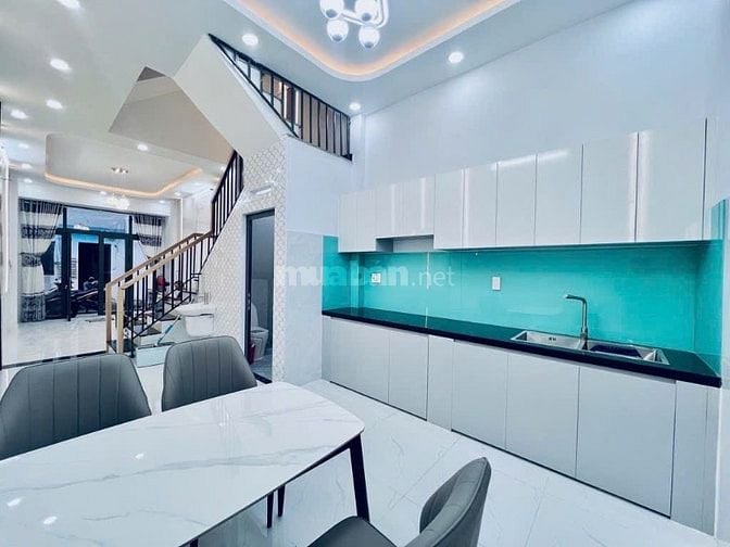 Bán nhà mới 3 lầu Phạm Văn Bạch, Tân Bình, 3PN, giá 5.8 tỷ