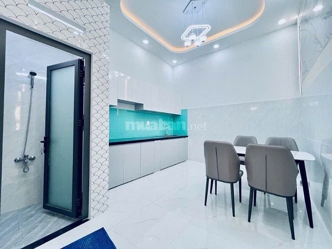 Bán nhà mới 3 lầu Phạm Văn Bạch, Tân Bình, 3PN, giá 5.8 tỷ