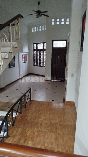 Nhà mặt tiền đường hẻm lớn cách nhà ga T3 200m