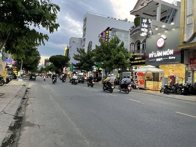 Tòa nhà hầm 7 tầng MT Tân Sơn Nhì, (16x20m), HĐT: 230tr/th, giá 51 tỷ