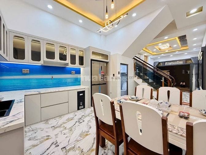 Đi nước ngoài định cư bán gấp nhà ở đường Nguyễn Chí Thanh, phường 7, 