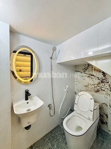 Đi nước ngoài định cư bán gấp nhà ở đường Nguyễn Chí Thanh, phường 7, 