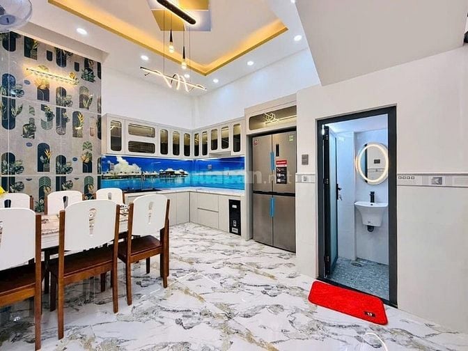 Đi nước ngoài định cư bán gấp nhà ở đường Nguyễn Chí Thanh, phường 7, 