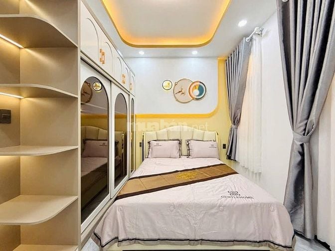 Đi nước ngoài định cư bán gấp nhà ở đường Nguyễn Chí Thanh, phường 7, 