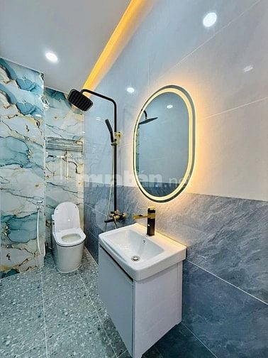 Đi nước ngoài định cư bán gấp nhà ở đường Nguyễn Chí Thanh, phường 7, 