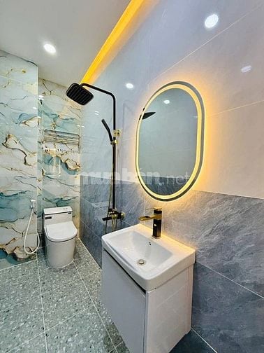 Đi nước ngoài định cư bán gấp nhà ở đường Nguyễn Chí Thanh, phường 7, 