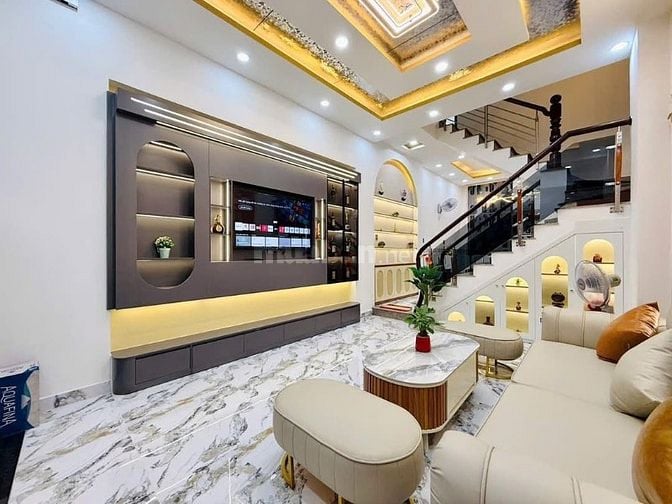 Đi nước ngoài định cư bán gấp nhà ở đường Nguyễn Chí Thanh, phường 7, 