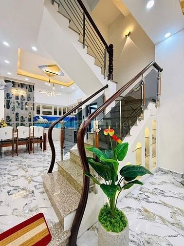 Đi nước ngoài định cư bán gấp nhà ở đường Nguyễn Chí Thanh, phường 7, 