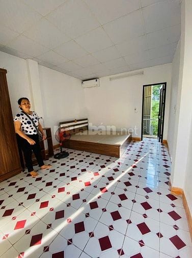 Cho thuê nhà nguyên căn ngõ gốc đề 3 phòng ngủ vệ sinh khép kín 