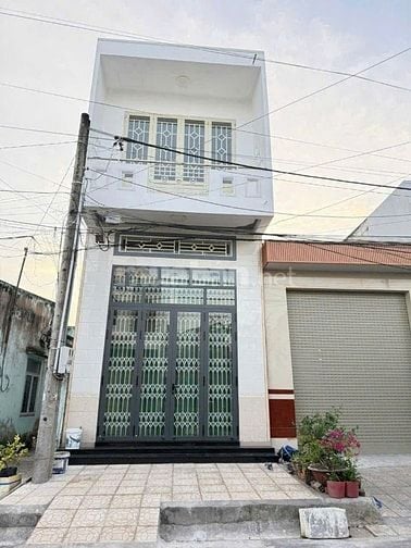 Bán căn nhà 1 trệt, 1 lửng, 1 lầu tại dt 111ṁ2 ngay tại tân hiệp 31, h