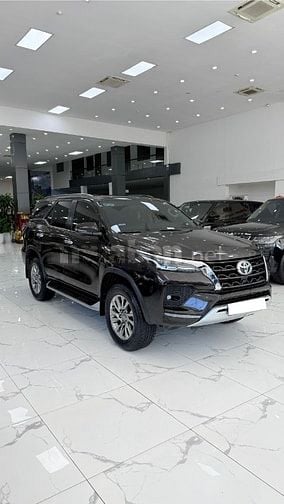 Bán Toyota Fortuner 2 cầu máy xăng, sản xuất 2021, lăn bánh 3 vạn Km.