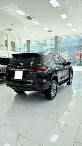 Bán Toyota Fortuner 2 cầu máy xăng, sản xuất 2021, lăn bánh 3 vạn Km.