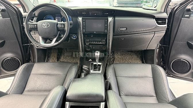 Bán Toyota Fortuner 2 cầu máy xăng, sản xuất 2021, lăn bánh 3 vạn Km.
