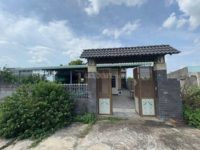 Nhà cấp 4 view kênh cực kỳ rộng rãi, 300m2, SHR, Giá chỉ 1 TỶ 150