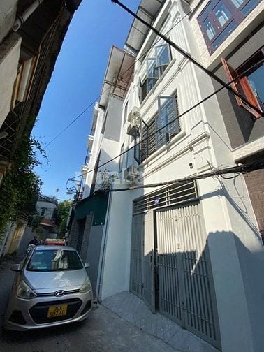 NHÀ DÂN XÂY - Ô TÔ THÔNG - 4 NGỦ - KHU TRUNG TÂM PHƯỜNG GIA THUỴ. 12.2
