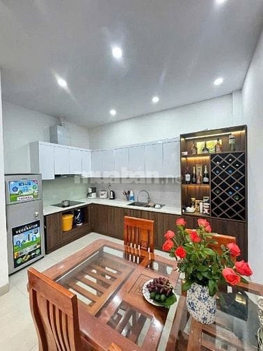 NHÀ DÂN XÂY - Ô TÔ THÔNG - 4 NGỦ - KHU TRUNG TÂM PHƯỜNG GIA THUỴ. 12.2
