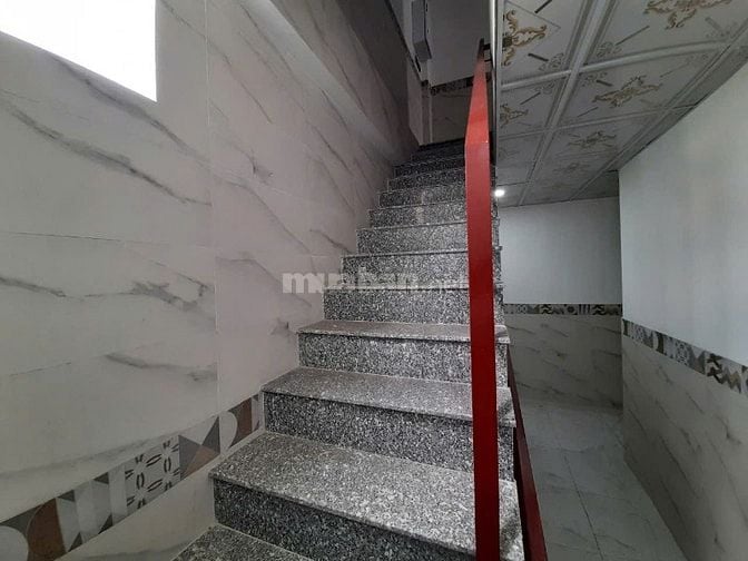 Văn Phòng 104 m2 đã chia ra làm 2 phòng và 1 ban công rộng phía trước.