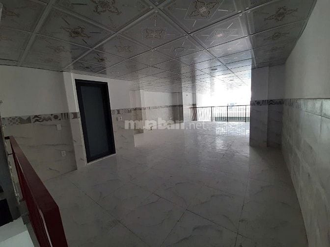 Văn Phòng 104 m2 đã chia ra làm 2 phòng và 1 ban công rộng phía trước.