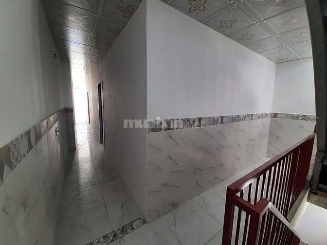 Văn Phòng 104 m2 đã chia ra làm 2 phòng và 1 ban công rộng phía trước.