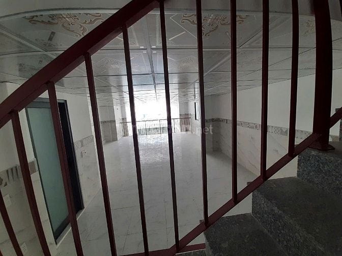 Văn Phòng 104 m2 đã chia ra làm 2 phòng và 1 ban công rộng phía trước.