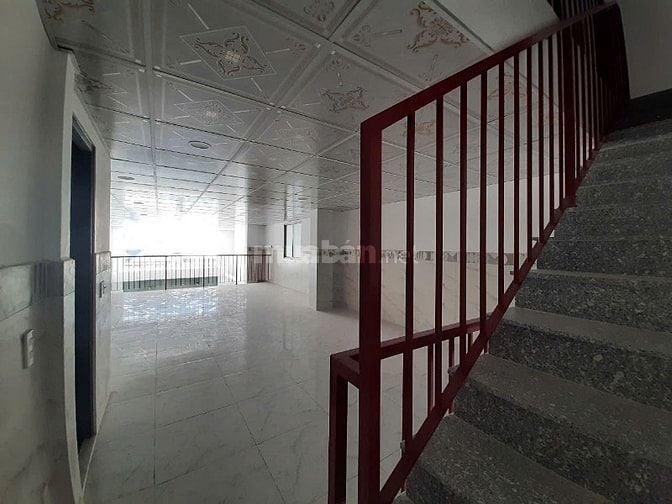 Văn Phòng 104 m2 đã chia ra làm 2 phòng và 1 ban công rộng phía trước.