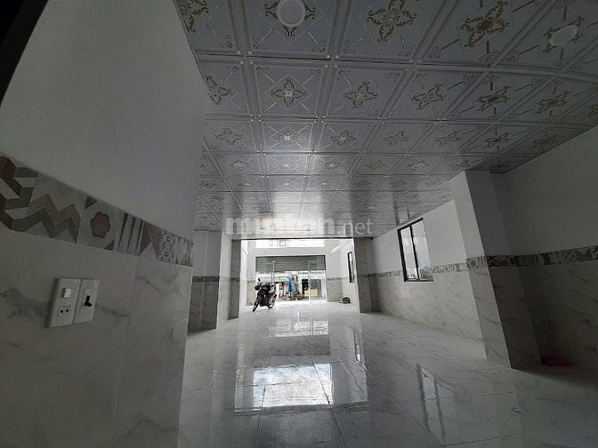 Văn Phòng 104 m2 đã chia ra làm 2 phòng và 1 ban công rộng phía trước.