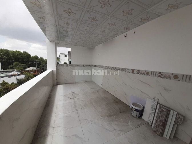 Văn Phòng 104 m2 đã chia ra làm 2 phòng và 1 ban công rộng phía trước.