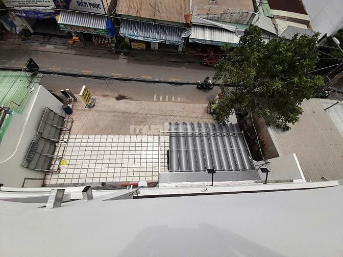 Văn Phòng 104 m2 đã chia ra làm 2 phòng và 1 ban công rộng phía trước.