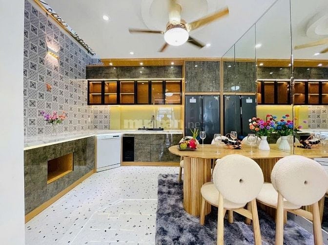 Bán nhà khu ăn uống Q4 Tôn Đản 2tỷ150tr . Sổ hồng riêng chính chủ gửi.