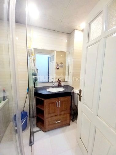 Cho thuê căn studio tầng 3, sử dụng 50m2, view Hồ Tây, phố Trích Sài